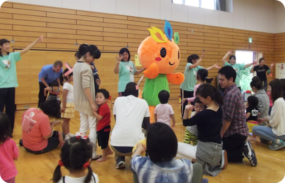 保育園の運動会では、園児たちと一緒に踊って会場を盛り上げます