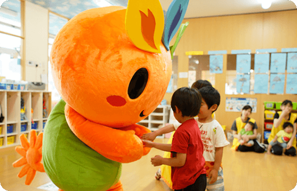 訪問先の保育園で、かわいい園児たちの注目を浴びるのは嫌いじゃありません